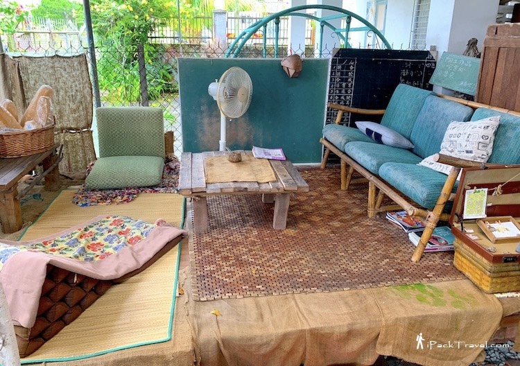 Platform Coffee & Homestay (平台咖啡民宿): Raised platform with sofa