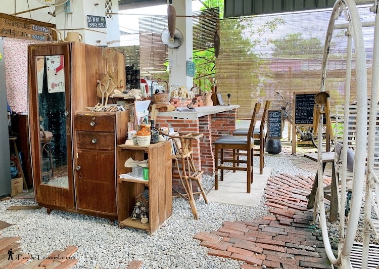 Platform Coffee & Homestay (平台咖啡民宿): Different types of seat