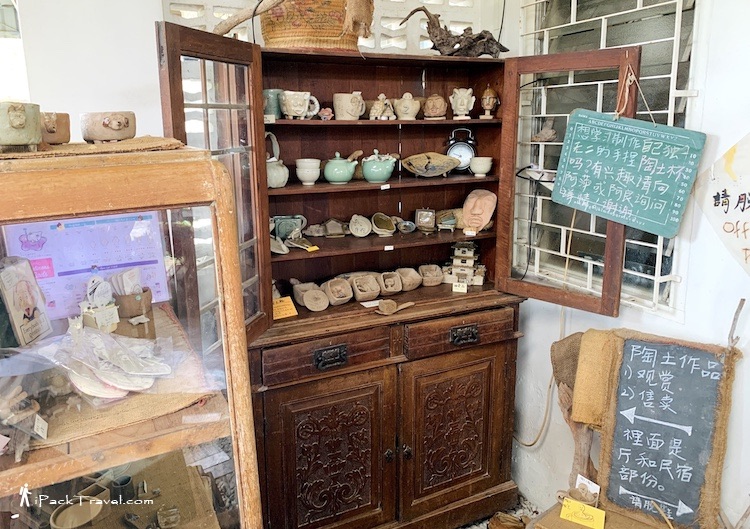 Platform Coffee & Homestay (平台咖啡民宿): Cupboard with ceramic handicrafts 