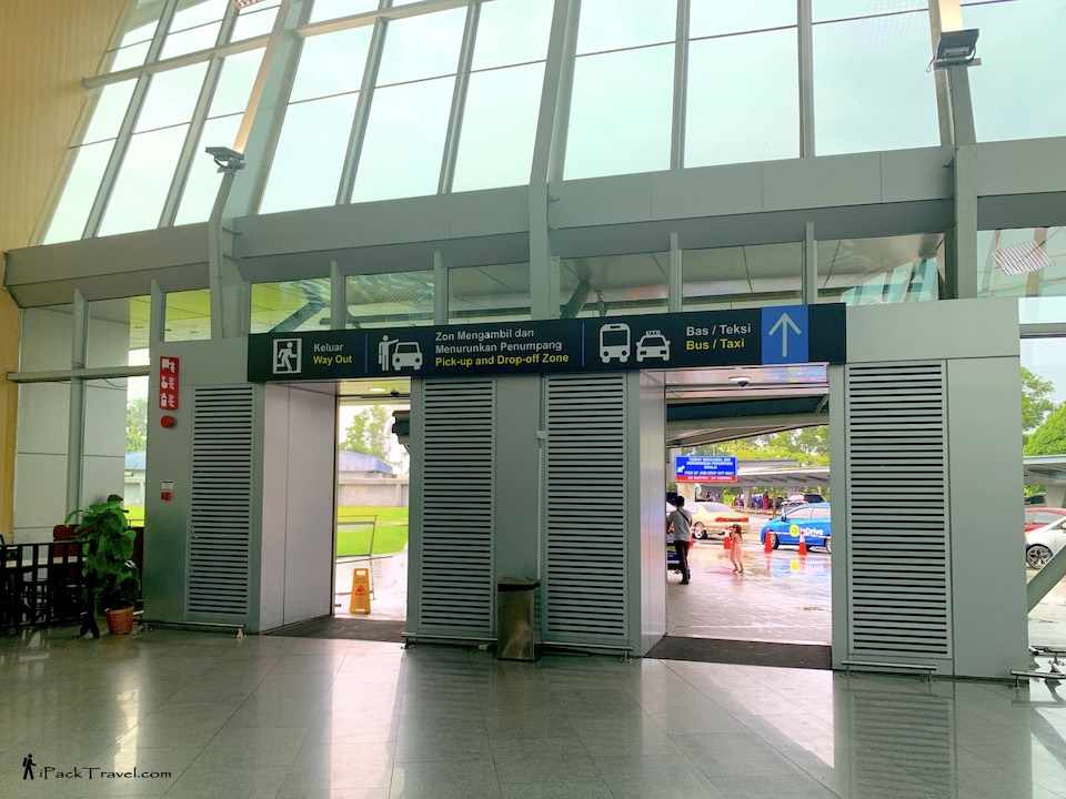 AA1 Senai Airport Bus: Exit to Pick-Up / Drop-Off Zone