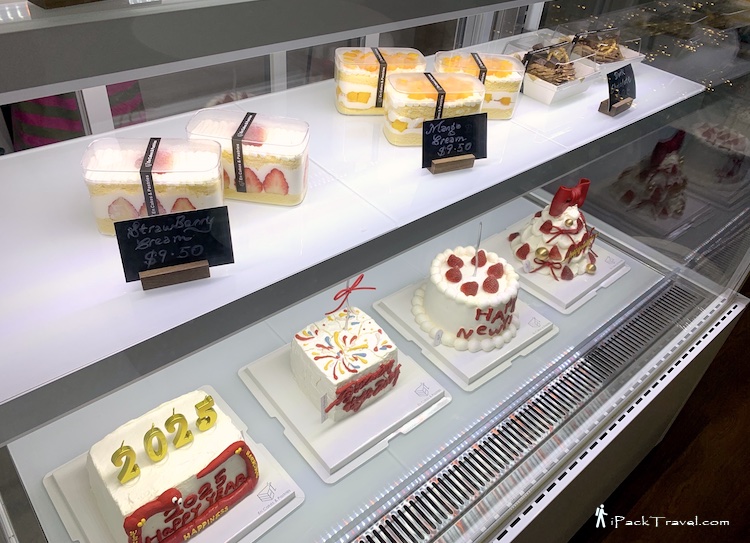 En Cakes & Pastries: Cakes in glass shelf
