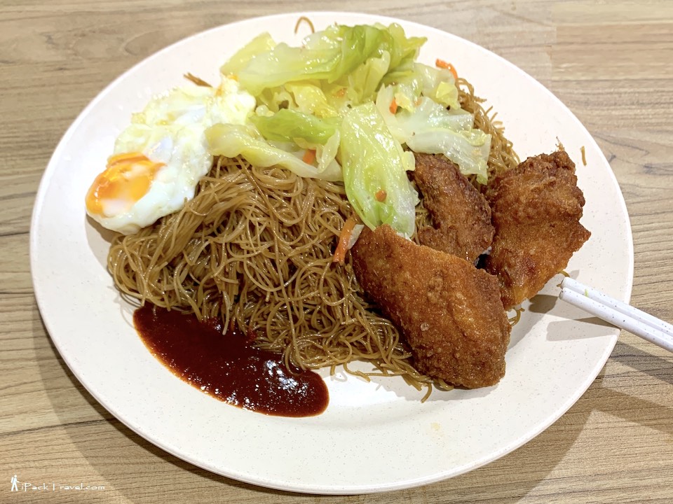 Eng Kee Chicken Wings (荣记炸鸡翅膀): Economic bee hoon with chicken wing, egg, cabbage