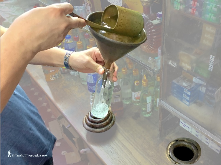 Kwong Yu Yee Old Wine Shop (广如意老酒庄): Filling bottle with yuk bing siu