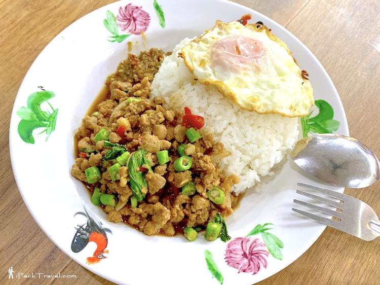 Khon Thailand Kitchen: Basil Pork with Rice (泰式罗勒猪肉饭)