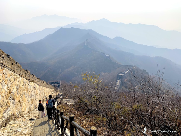 Mutianyu Great Wall (慕田峪长城): Sidewalk from Tower 20 to Tower 19.