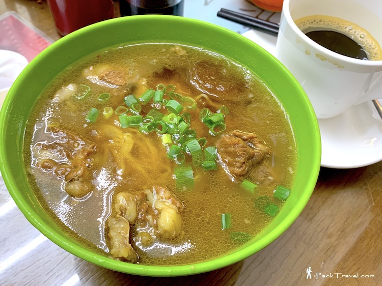 Sopa de Fitas Ving Kei (荣记豆腐面食):  Beef Brisket Noodle (牛腩面)
