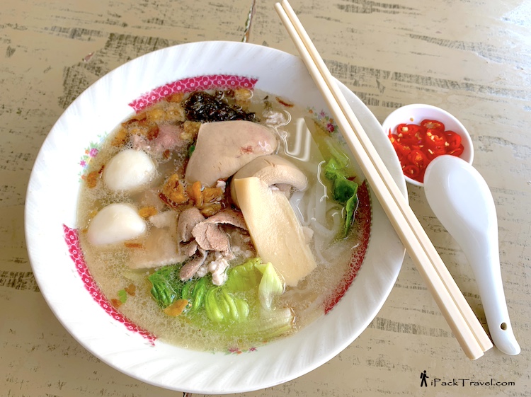 Ah Hua Kueh Teow (亚华粿条): Kuey teow soup