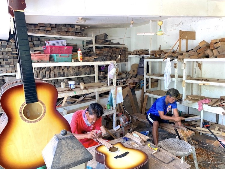 Alegre Guitar Factory: Stringing the guitars