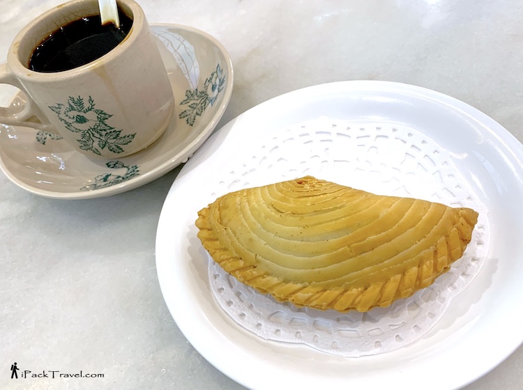 Empurau Kopitiam (忘不了.南洋咖啡店): Kopi-O with curry puff