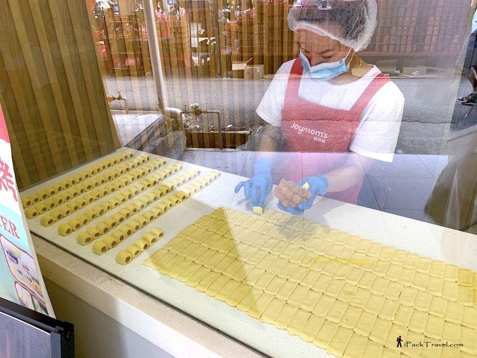 Joymom's Cookies (娇妈妈): Staff making Nanyang Pineapple Tarts