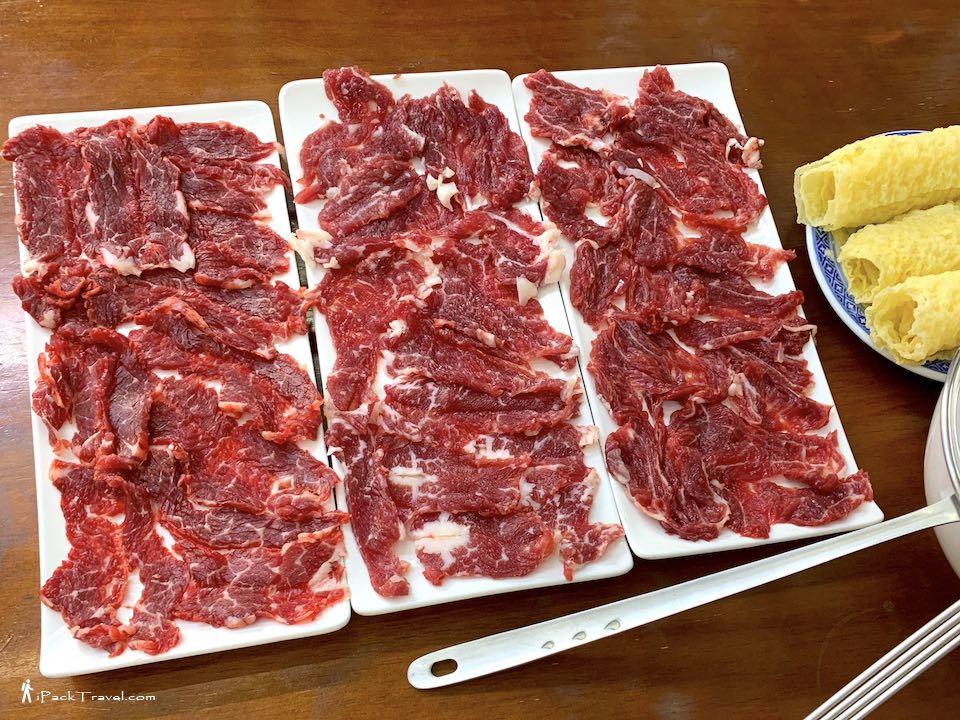 Guantang Niu Da Ka Beef Hotpot (官塘牛大咖牛肉火锅): 3 trays of beef slices: tenderloin (嫩肉), diaolong (吊龙) and snowflake (雪花)