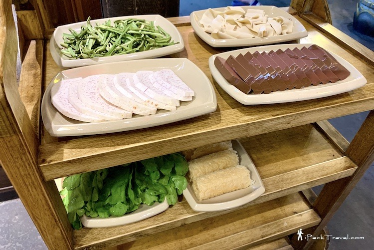 Shu Da Xia Hotpot (蜀大侠火锅): Raw ingredients on side table