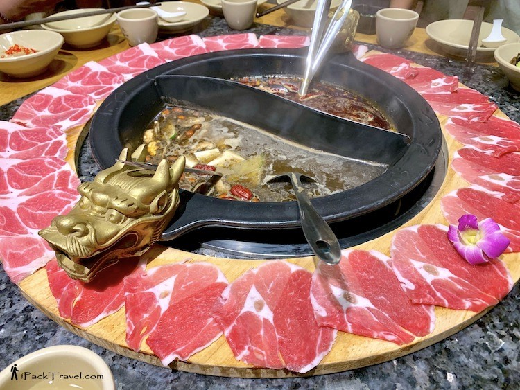 Shu Da Xia Hotpot (蜀大侠火锅): Raw meat slices around hot pot