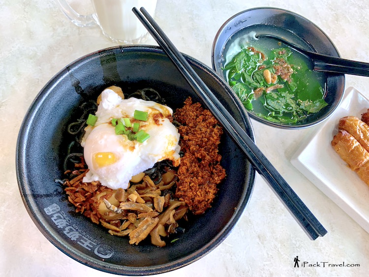 Grandma Ong (王奶奶面粉粿): Volcano black noodle