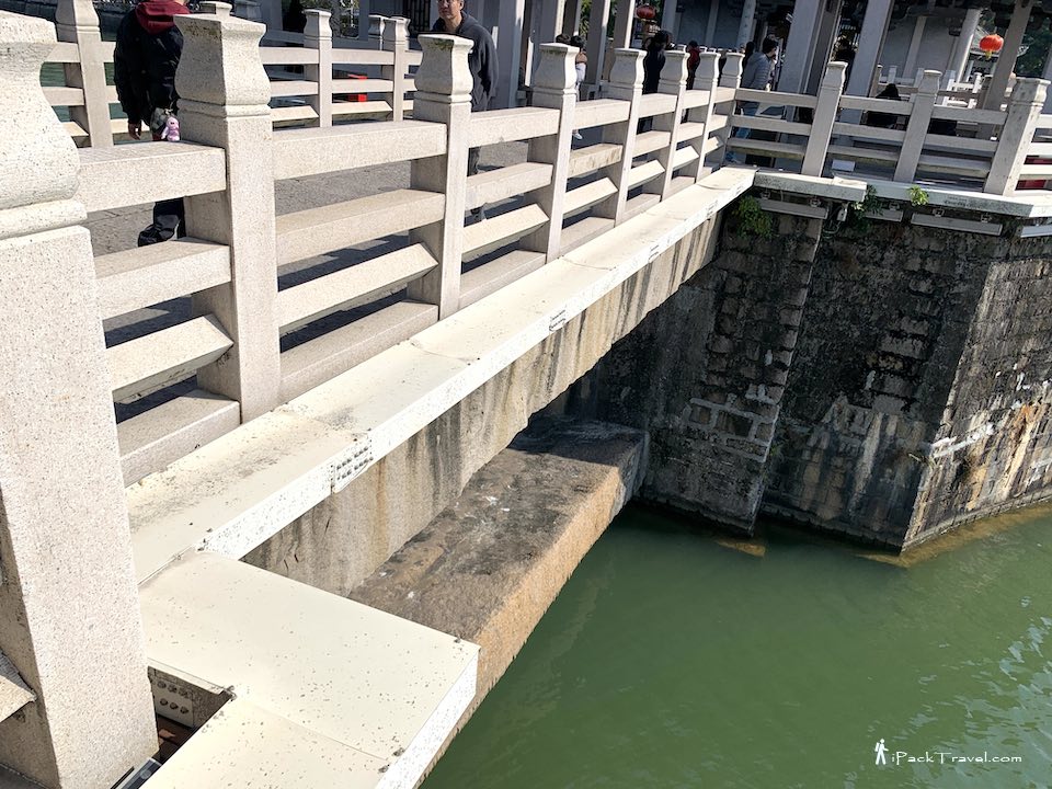 Guangji Bridge (广济桥): ancient stone beam (古石梁)
