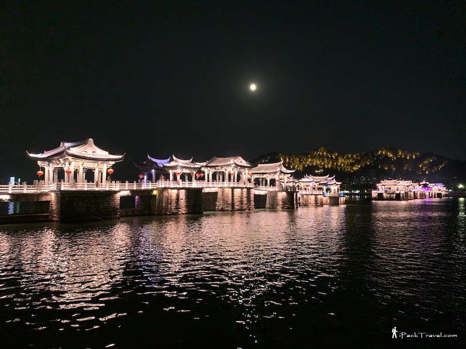 Guangji Bridge (广济桥): Night view of the bridge