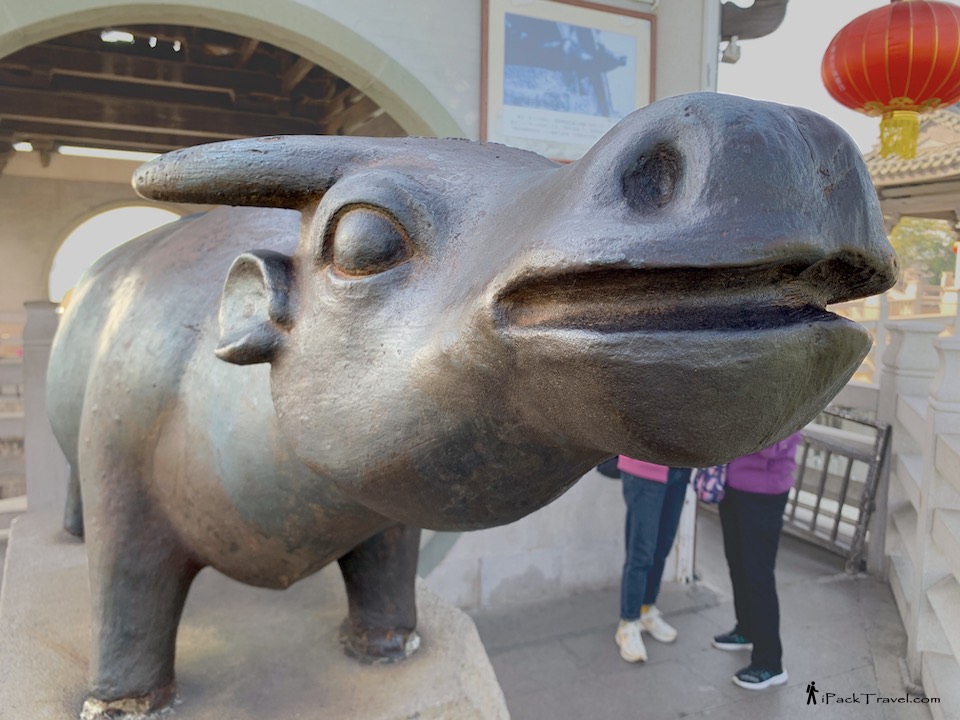 Guangji Bridge (广济桥): Iron Ox (铁牛)