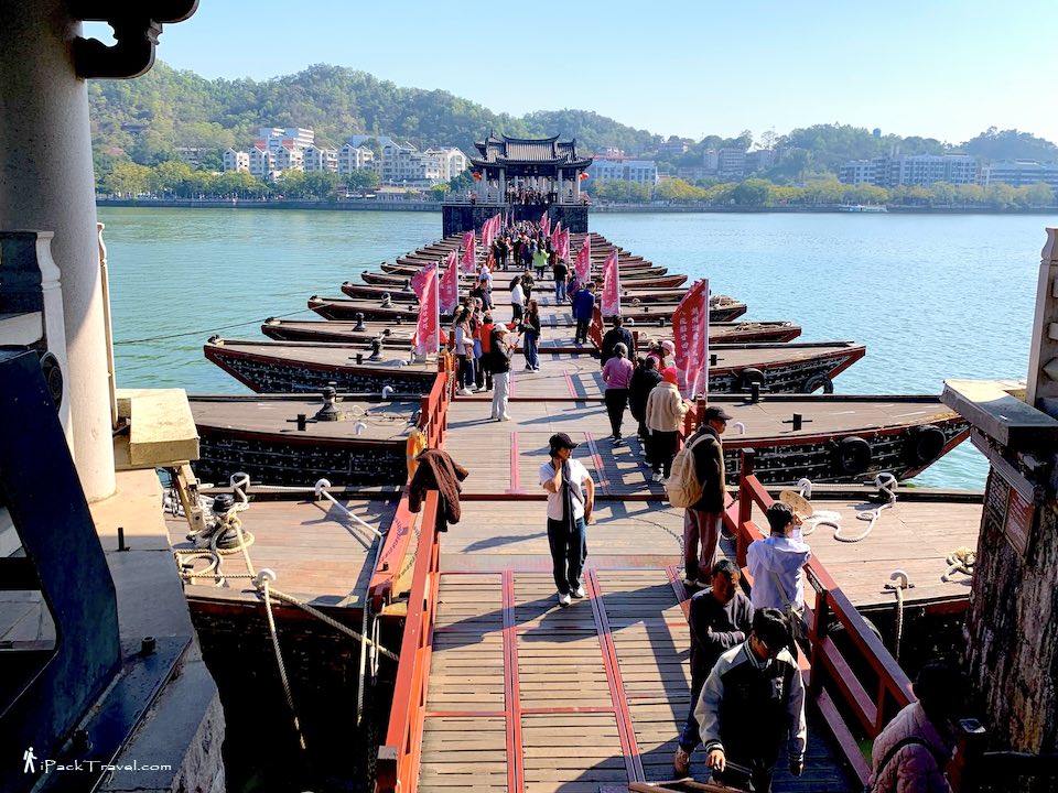 Guangji Bridge (广济桥): Floating Bridge with 18 pontoon boats