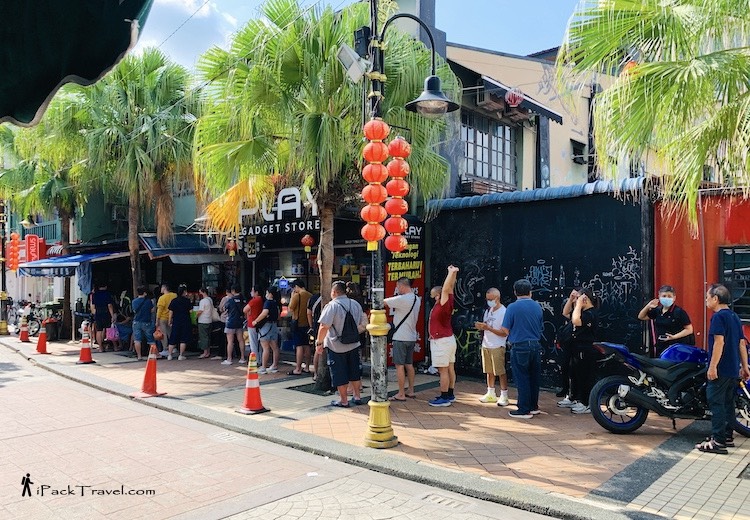 Hiap Joo Bakery (协裕面包): The queue for banana cakes