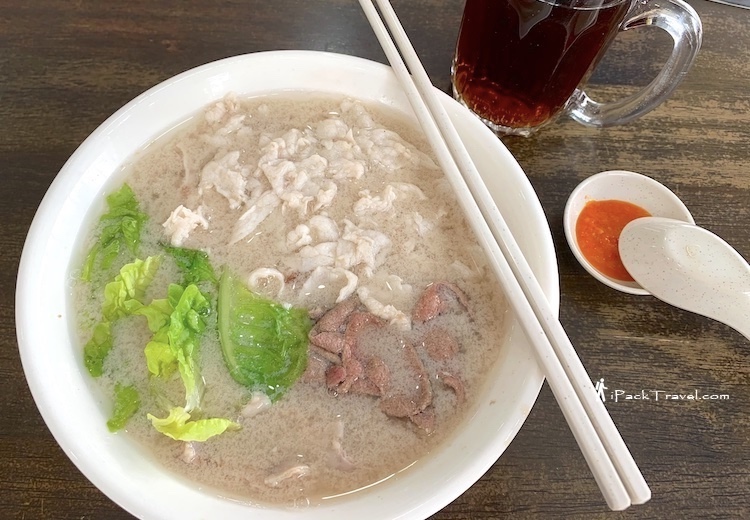 Wang Xiang Noodle (万香生肉面): Pork noodle with lean meat, pig liver and intestine