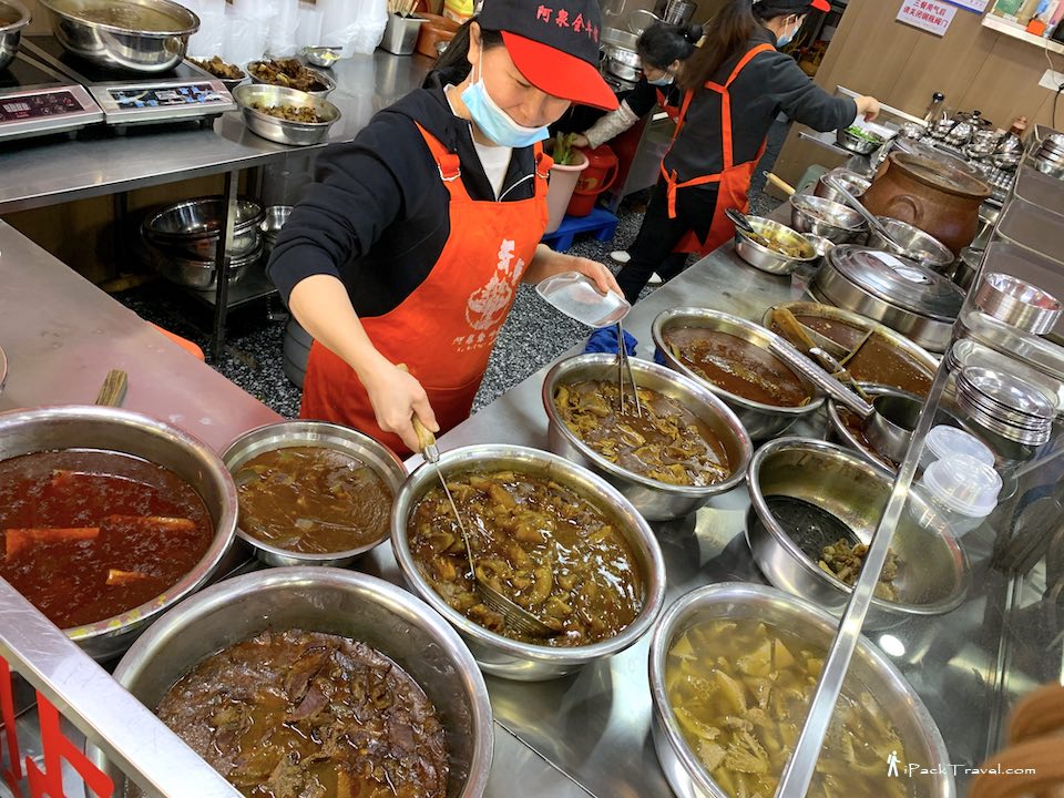 A-Quan Beef Restaurant (阿泉全牛馆): Beef and offal stews in big basins