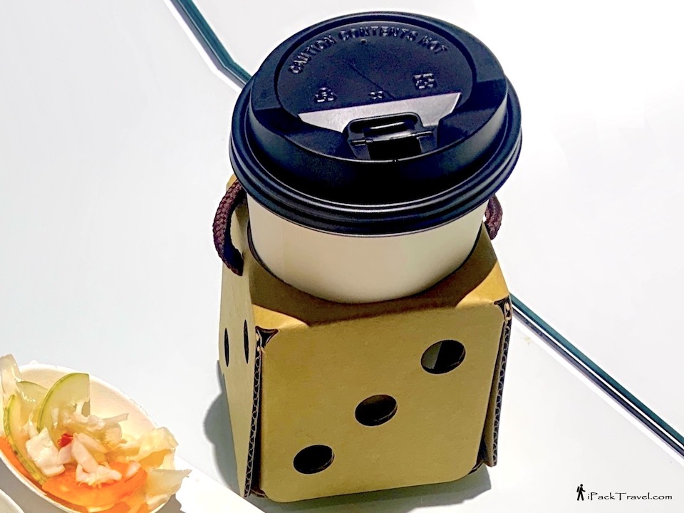Carton King (纸箱王): Hot drink served in cardboard holder
