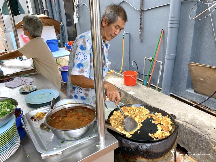 JB Fried Oyster (新山蚝煎): Big chef cooking