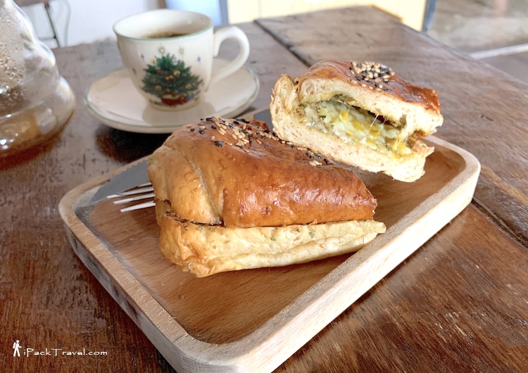 Cafe Jufei (聚啡馆): Homemade garlic bread