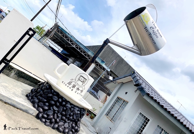 Kluang Coffee Powder Factory (居銮咖啡): Coffee monument at entrance