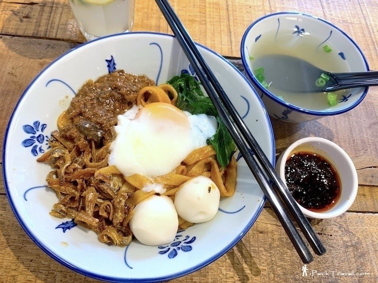 Pacific Kopi (民洋茶室): Pacific Mushroom Chicken Mala Pan Mee (民洋冬菇肉碎麻辣干捞版面)