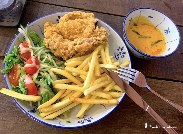 Pacific Kopi (民洋茶室): Salted Egg Chicken Chop (咸蛋鸡扒)