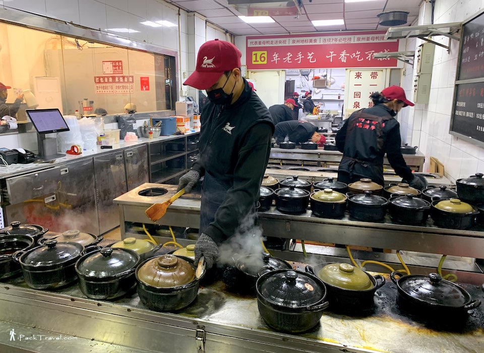 Si Dan Old Ginger Duck (斯丹姜母鸭): Chefs at work over claypots