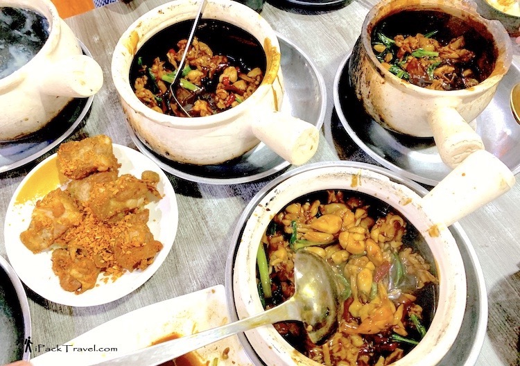 Bukit Timah Live Bull Frog Claypot Porridge (武吉知马砂煲活田鸡粥): Pots of frog meat