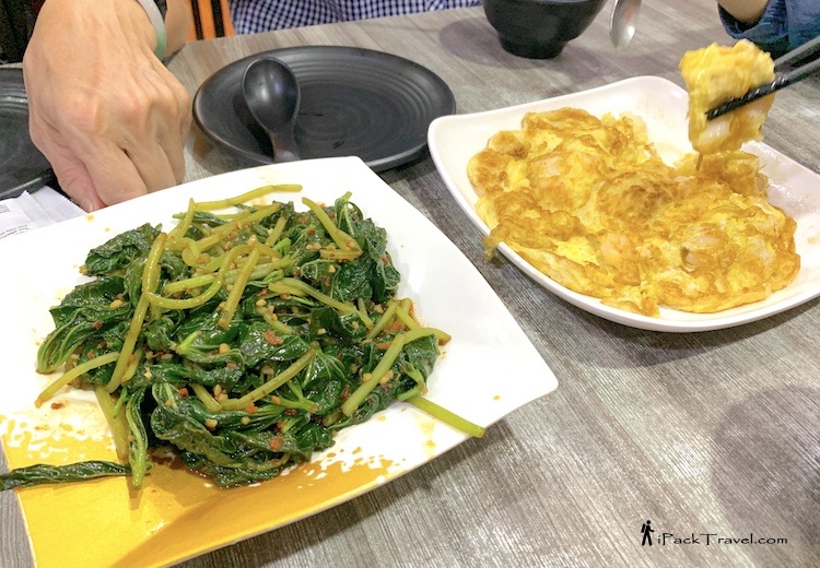 Bukit Timah Live Bull Frog Claypot Porridge (武吉知马砂煲活田鸡粥): Sambal kang kong (spicy too) and fried eggs with prawns