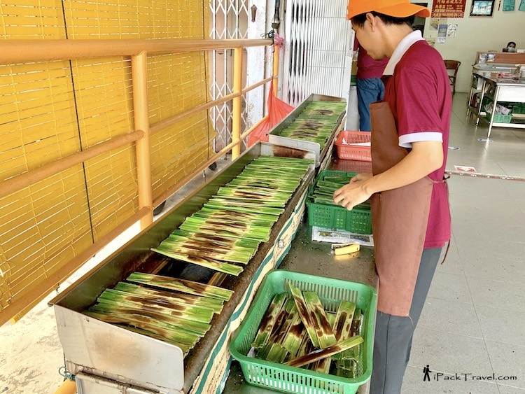 Otak-Otak Cheng Boi (阿梅麻坡乌达): Grilling otak-otak