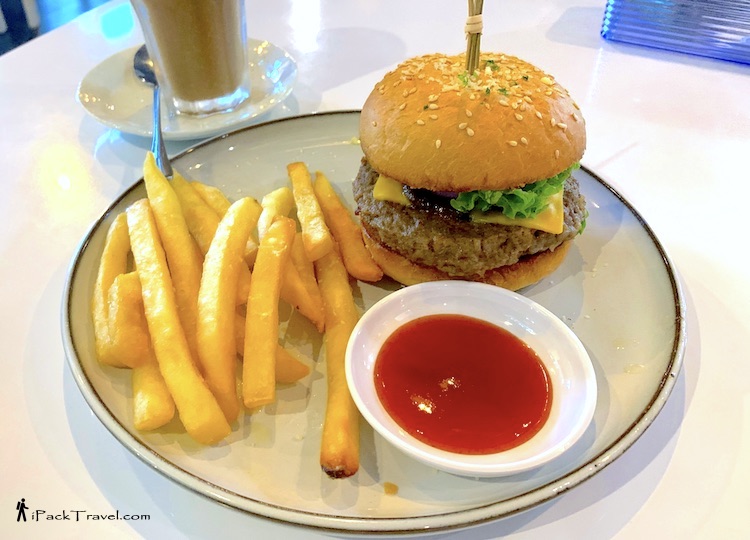 Cuppafield Cafe: Angus beef burger