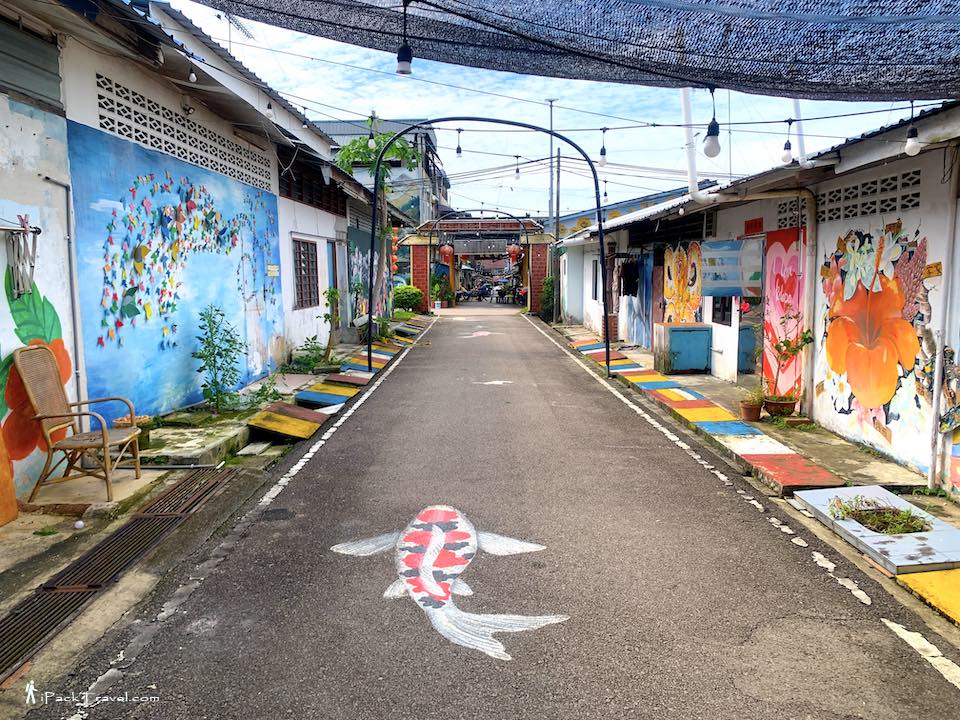 "Let's Art at Sawit" Mural Street @ Kelapa Sawit (加拉巴沙威.壁画街): Koi fishes painted on walkway