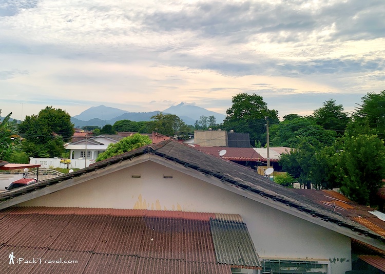 Tangkak Greenville Homestay (绿园民宿): View of Gunung Ledang