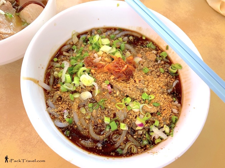 Tangkak Beef (东甲牛腩面): Dry-style lai fun