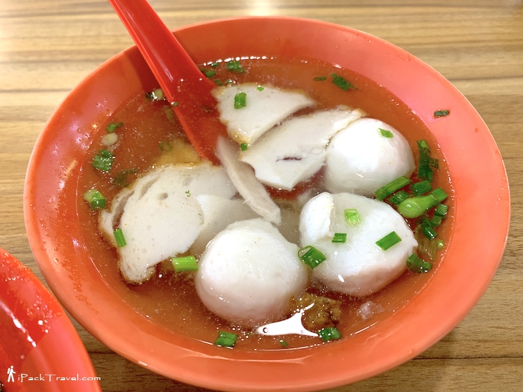 Thye Hong Fishball Noodle: Fishballs, fish cake slices and slices of lean pork in soup