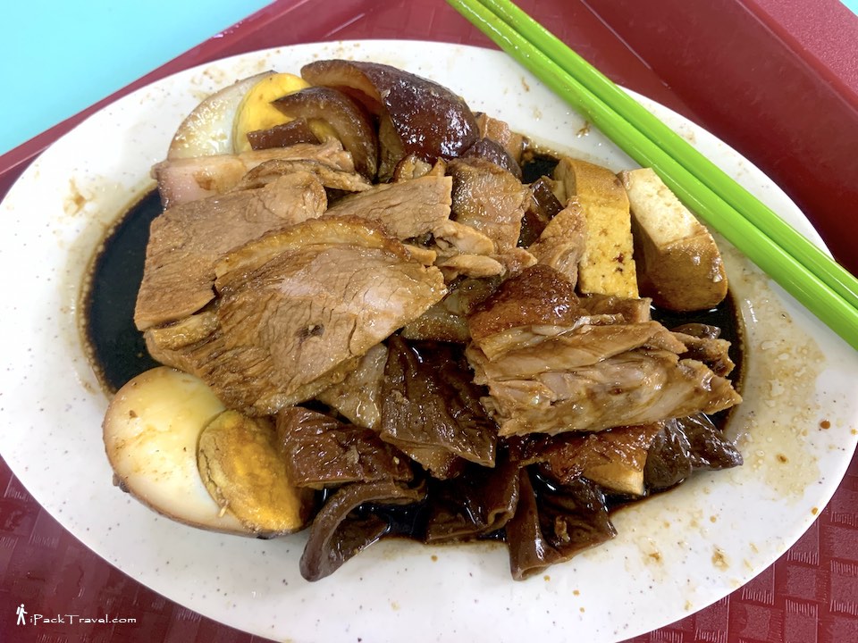 Ah Heng Duck Rice (同济前阿兴鸭饭):  Kway chap ingredients + duck meat