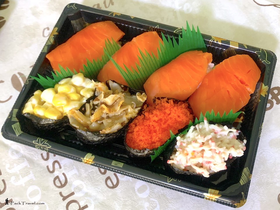 Mendon (面丼): Box of 4 salmon sushi and 4 gunkan maki sushi