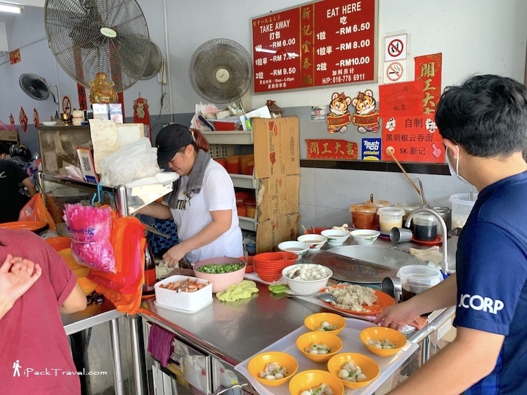 Kedai Mee Sin Kee (新記笨珍雲吞麵): Preparing the noodles