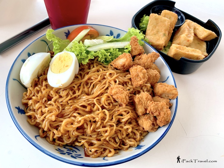 Mu Wu Kitchen (小木屋.厨房): Popcorn Chicken Mala Noodle (盐酥鸡麻辣干捞面)