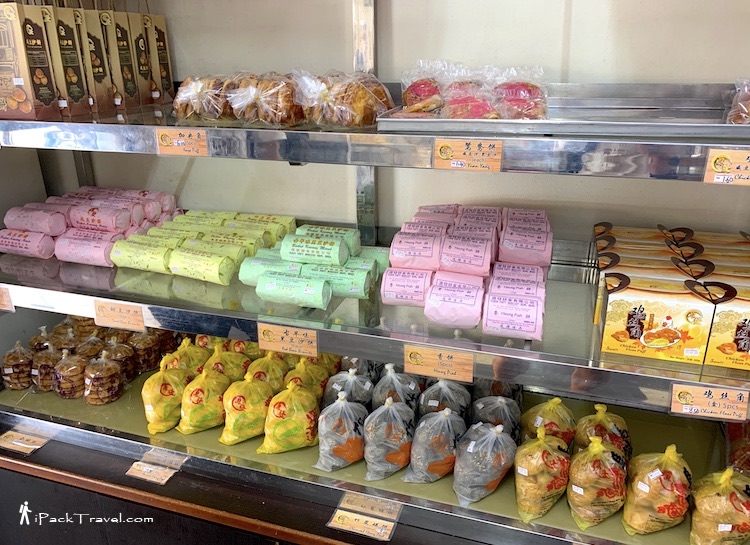 Yuen Fatt Biscuit (源发饼家): Shelves with pastries