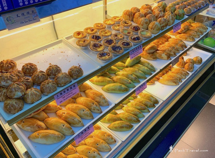 Yuen Fatt Biscuit (源发饼家): Shelves with pastries